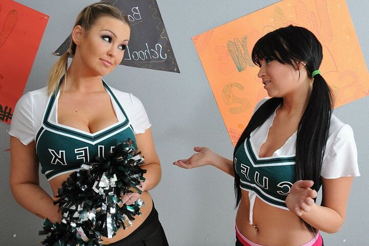 15P La pom-pom girl aux gros seins Abbey Brooks fait une branlette espagnole et se fait baiser