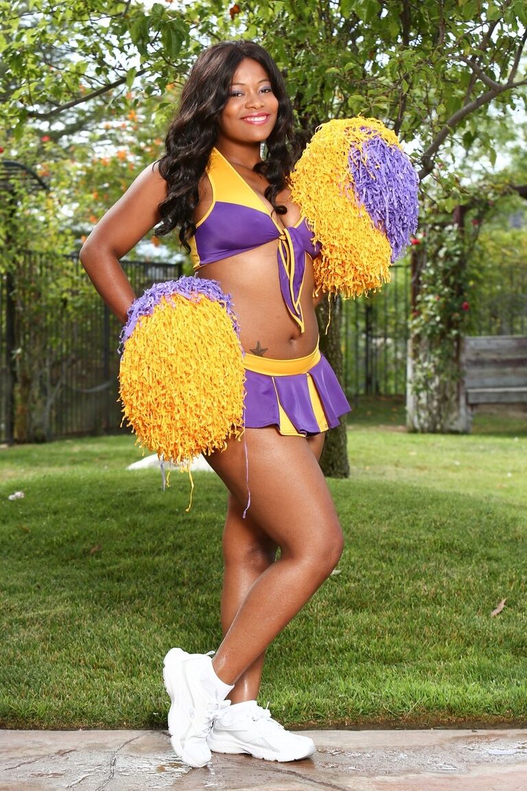 15P Schwarze Cheerleaderin Monique Symone zeigt ihre Brüste in der Einfahrt