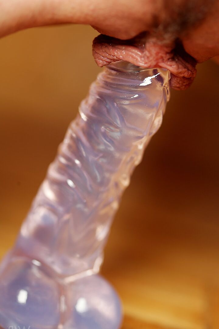 16P Une fille solo colle un jouet sexuel entre ses lèvres pendantes