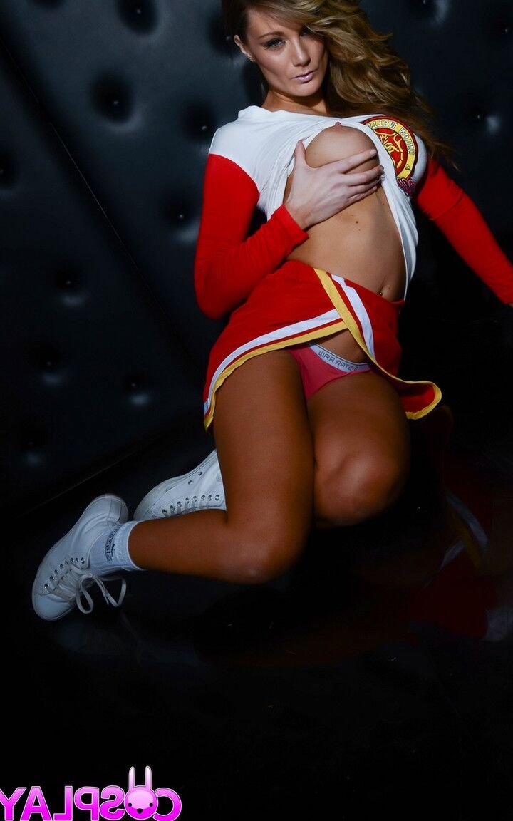 14P Pom-pom girl aux gros seins se fait plaisir