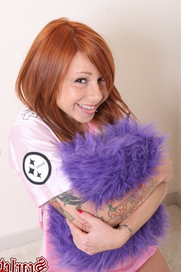 15P Scarlett amadora ruiva mostra peitos enormes antes de mostrar sua fenda apertada