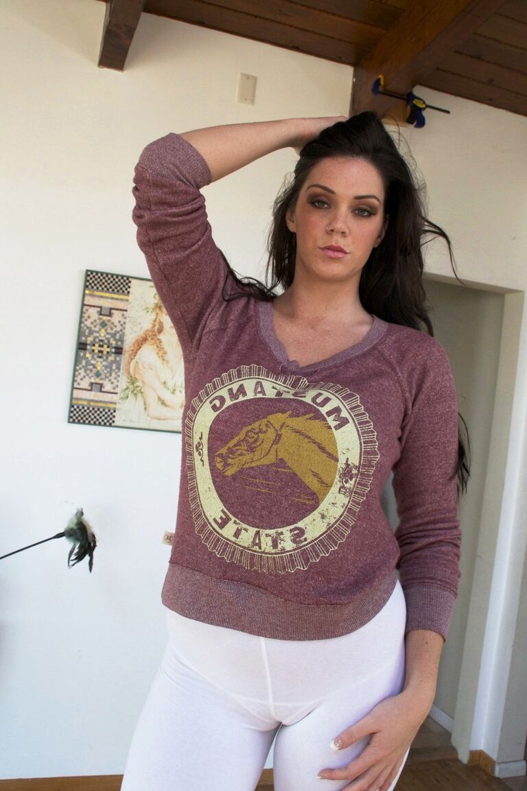 20P A morena peituda Alison Tyler libera seus enormes peitos falsos