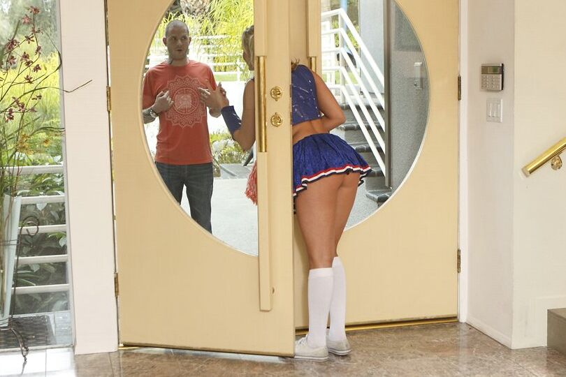 16P Alanah Rae, une pom-pom girl de 16P, enfonce une bite dans son trou humide