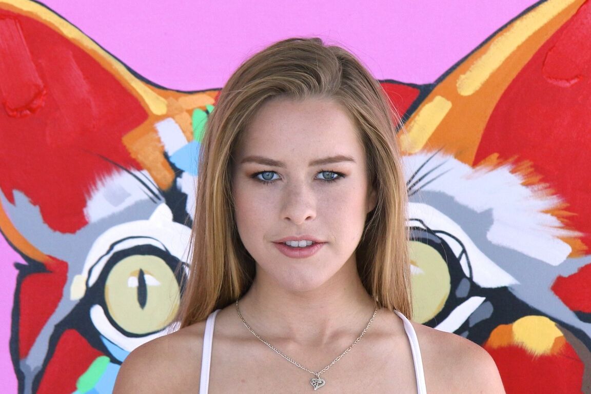 21P Pequena adolescente titted Lilly Ford espalha bunda adorável