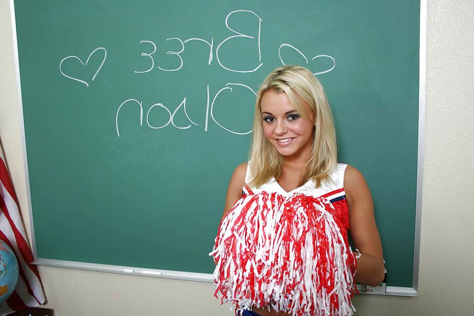 16P La pom-pom girl coquine Bree Olson dévoile ses gros seins et sa chatte rasée.