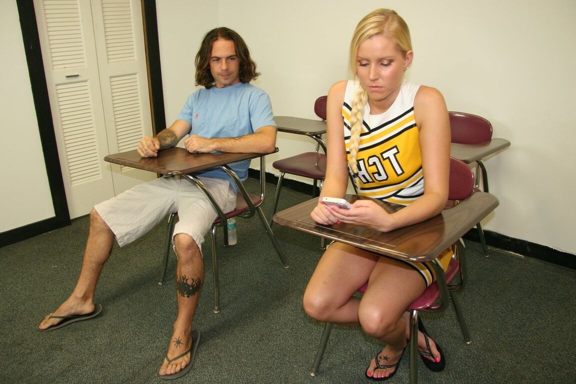 12P La animadora rubia Vanessa Cage le hace una paja improvisada a un compañero de clase
