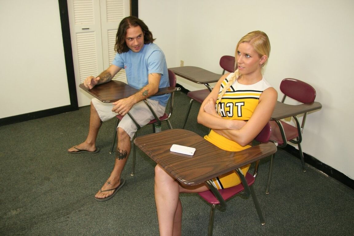 12P La animadora rubia Vanessa Cage le hace una paja improvisada a un compañero de clase