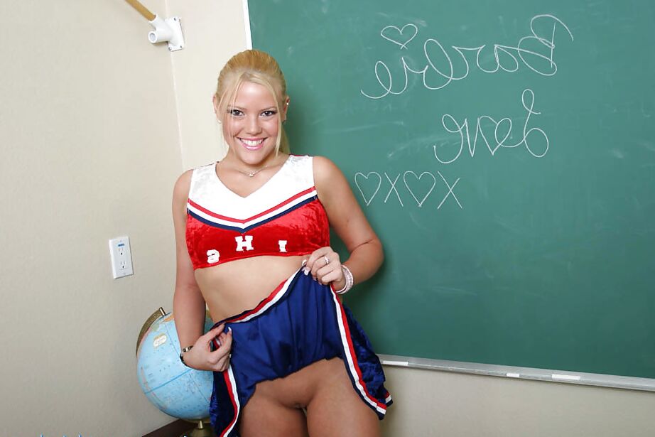 16P Barbie adolescente rubia con culo enorme y tetas se ve tan sexy desnuda