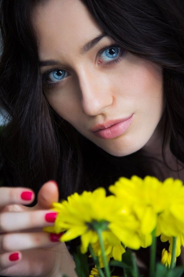 18P A modelo adolescente sexy Zsanett Tormay exibe seu corpo nu na cozinha