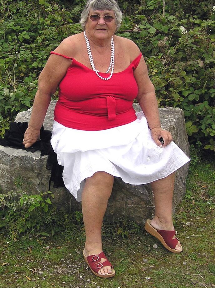 20P Vovó amadora obesa Libby expõe seus seios em uma trilha pública