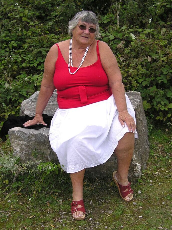 20P Vovó amadora obesa Libby expõe seus seios em uma trilha pública