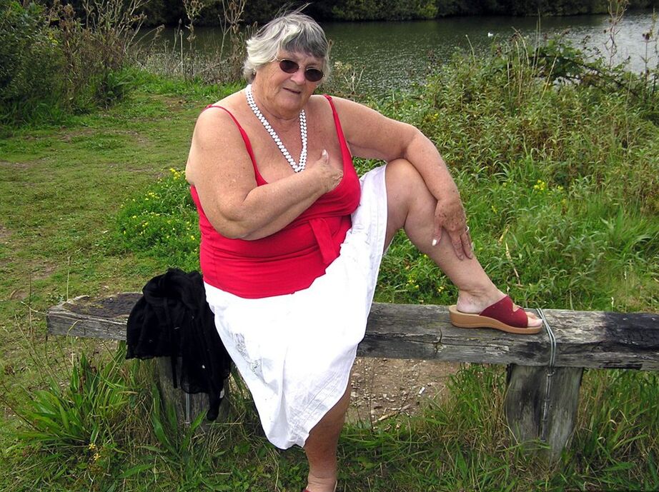 20P Vovó amadora obesa Libby expõe seus seios em uma trilha pública