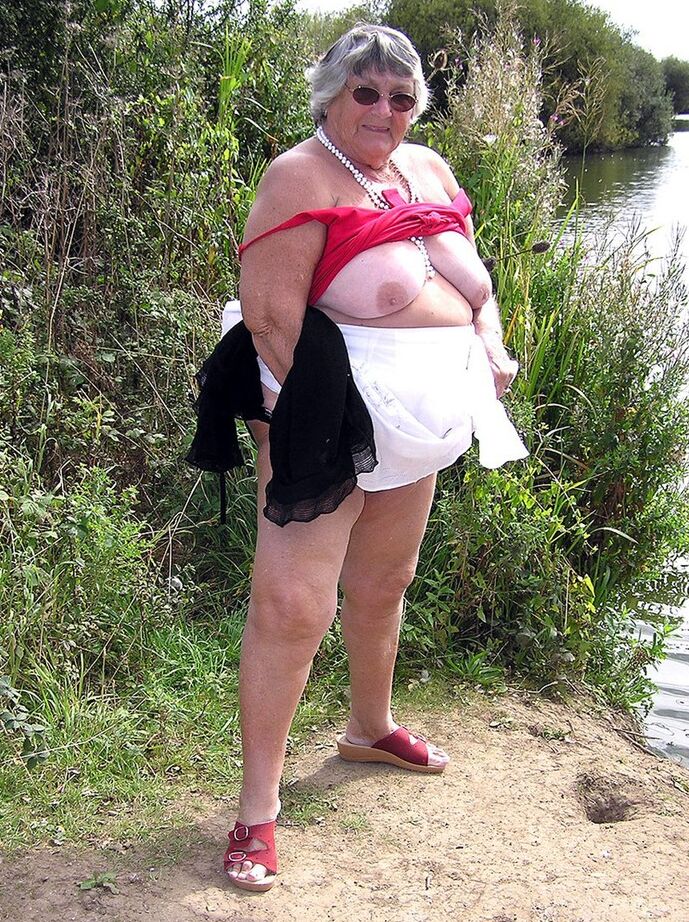 20P Vovó amadora obesa Libby expõe seus seios em uma trilha pública