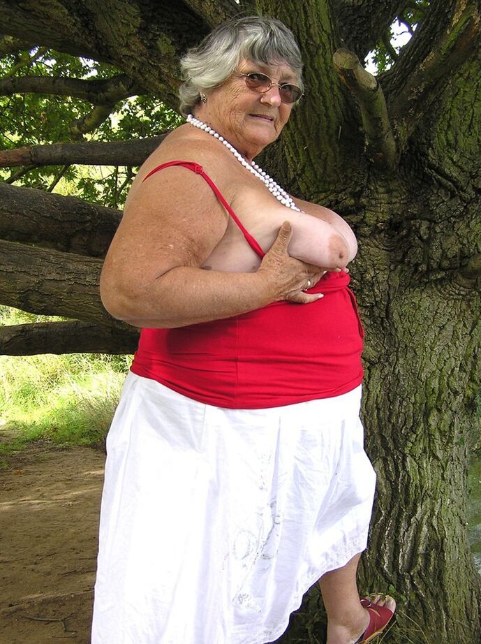 20P Vovó amadora obesa Libby expõe seus seios em uma trilha pública