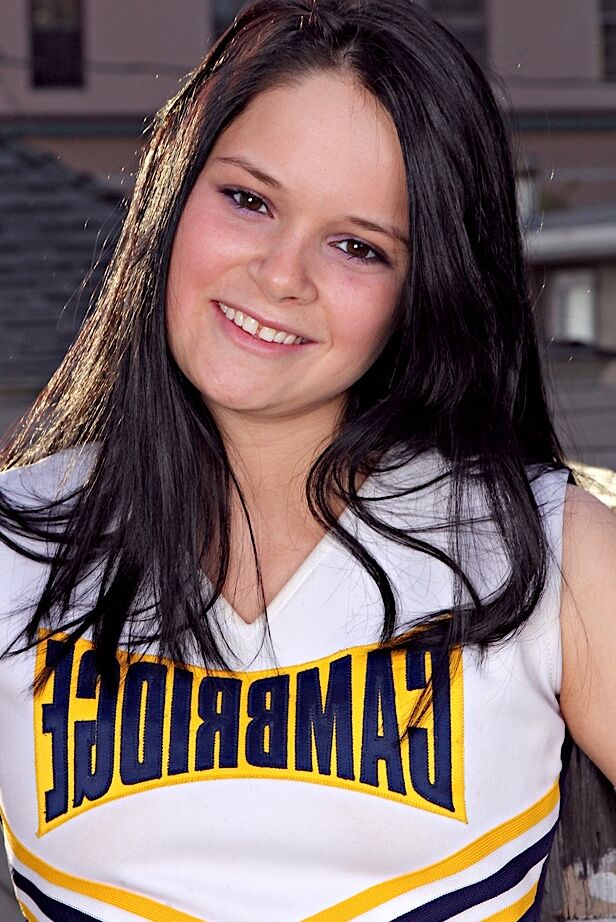 15P La animadora adolescente Jenna Ross se quita el uniforme para posar desnuda en un patio en la azotea