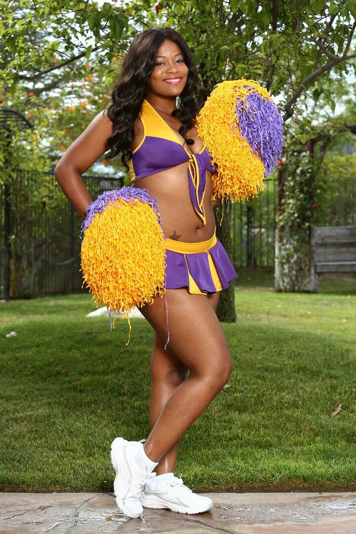 20P La pom-pom girl ébène Monique Symone secoue ses pompons tout en s'exposant