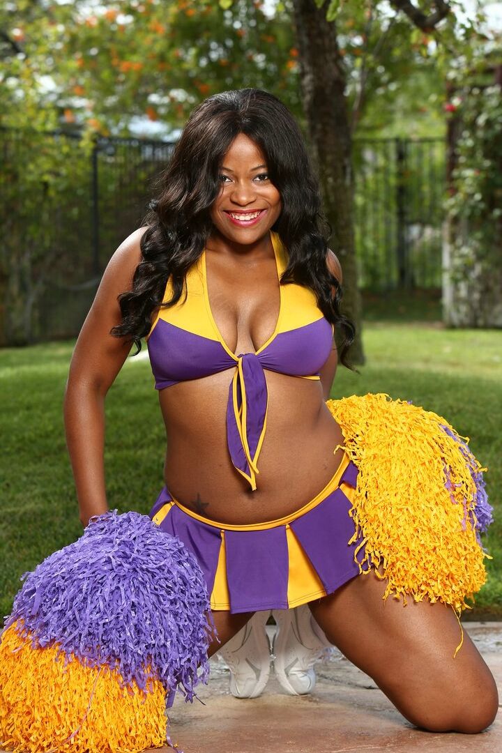 20P La pom-pom girl ébène Monique Symone secoue ses pompons tout en s'exposant