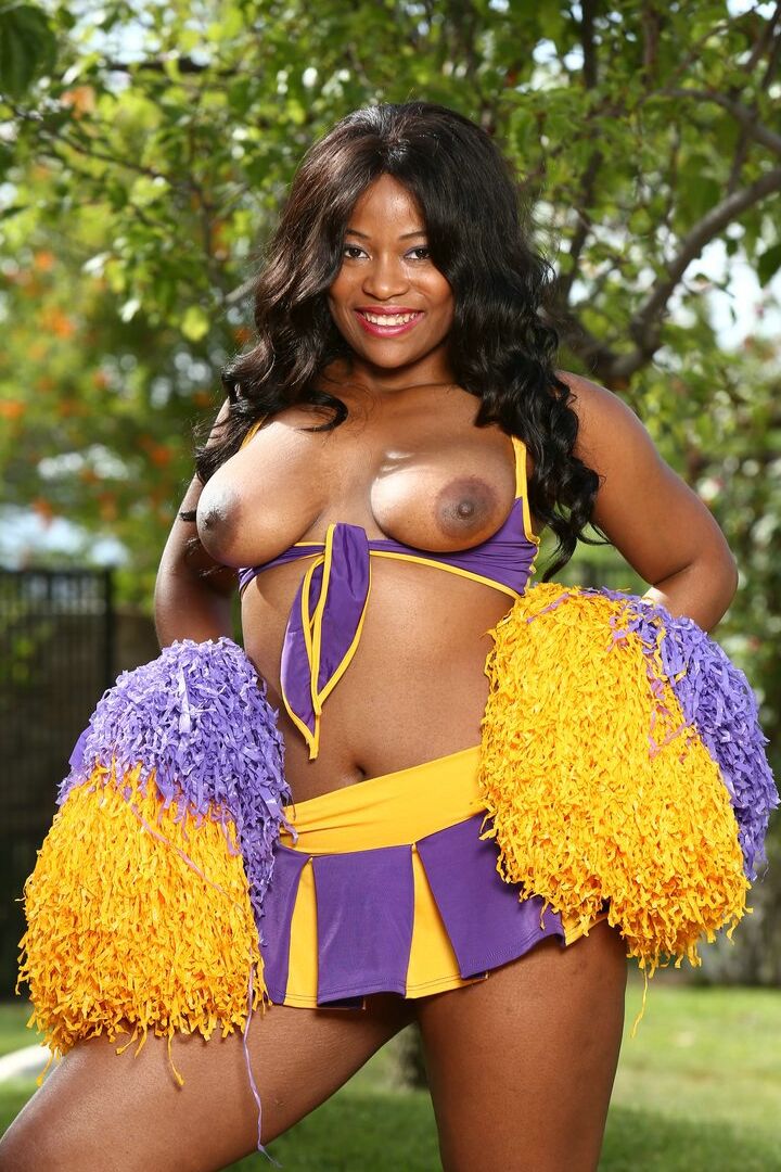 20P La pom-pom girl ébène Monique Symone secoue ses pompons tout en s'exposant