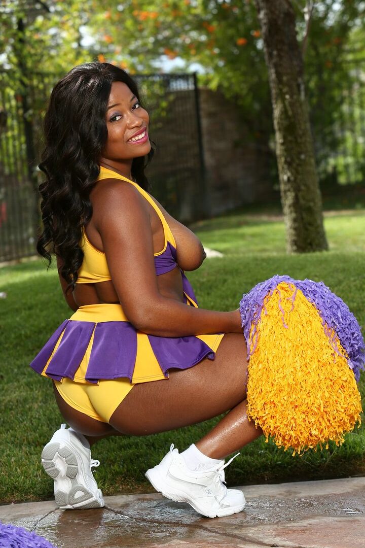 20P La pom-pom girl ébène Monique Symone secoue ses pompons tout en s'exposant