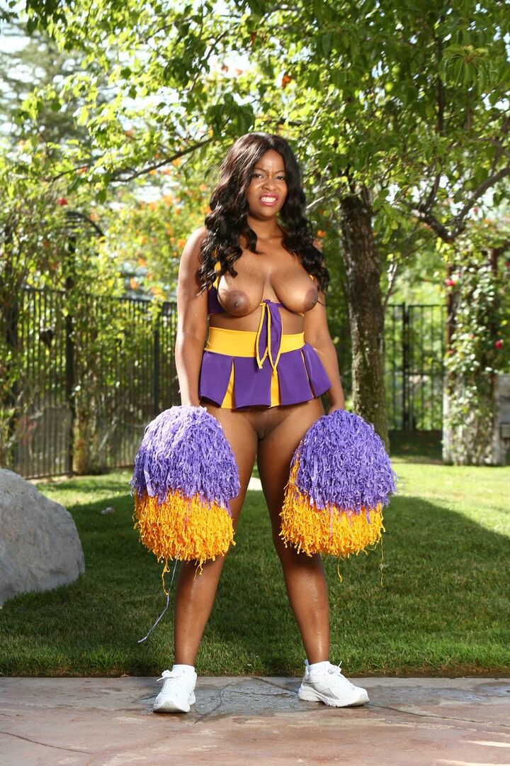 20P La pom-pom girl ébène Monique Symone secoue ses pompons tout en s'exposant