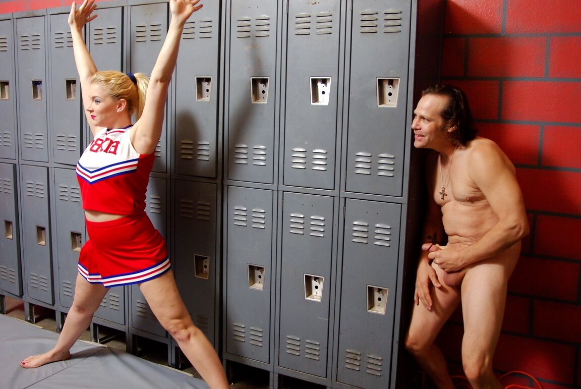15P MILF Heidi Mayne recibiendo corrida en la boca después de tener sexo duro vestida de animadora
