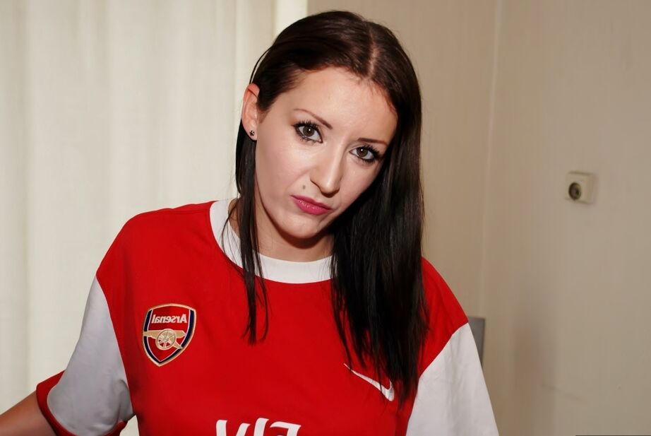 20P Sexy MILF Kit Kittens entblößt ihre großen Titten und ihre Muschi, während sie zu Hause trainiert