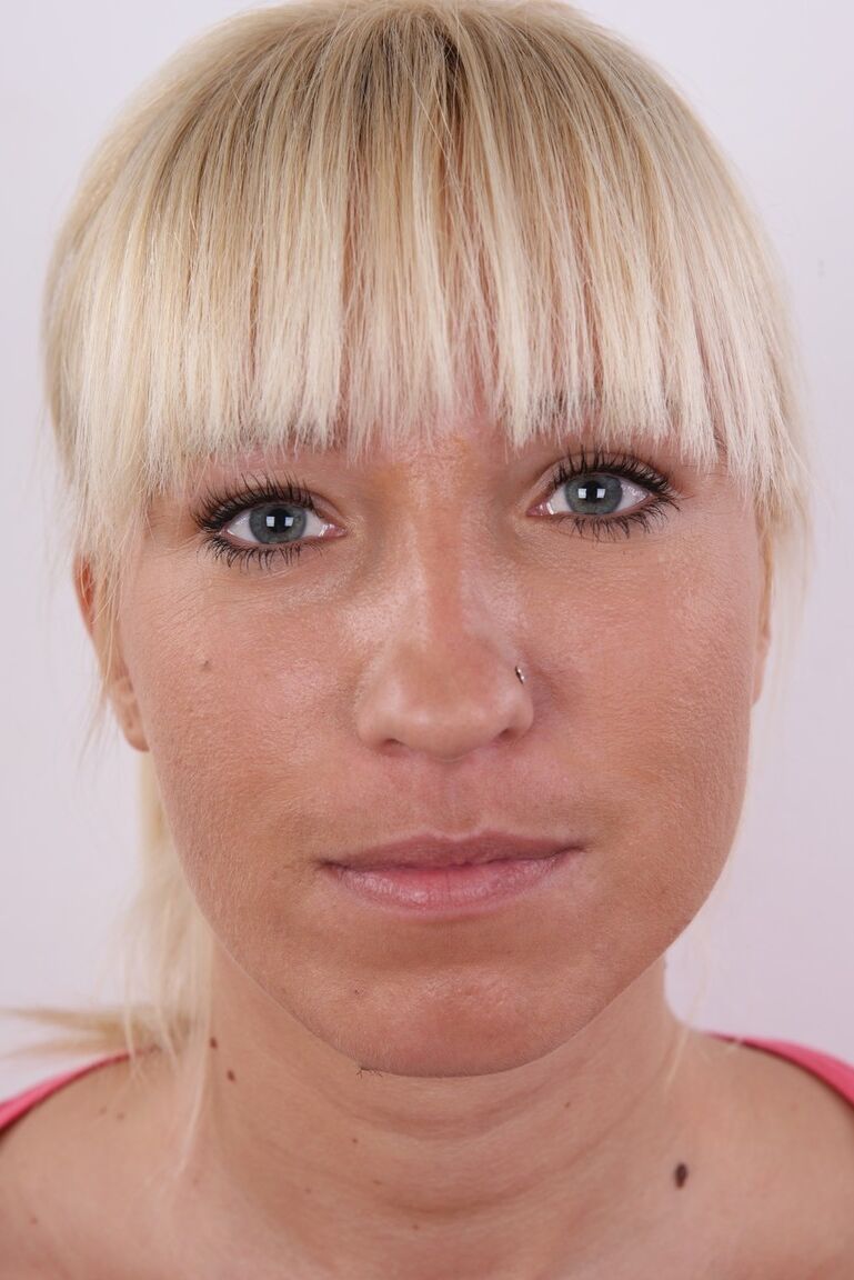 20P La rubia amateur Veronika descubre sus tetas caídas mientras se desnuda totalmente