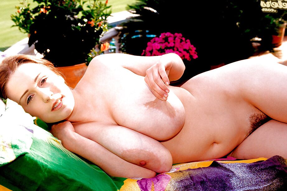 16P Nicole Peters, une amatrice solo, vante ses heurtoirs sur une chaise longue dans le jardin