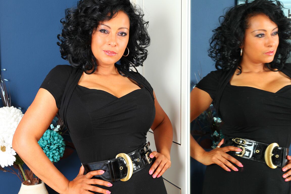 21P Curvy MILF Danica Collins enthüllt ihre riesigen Brüste und posiert in hauchdünnen Nylons