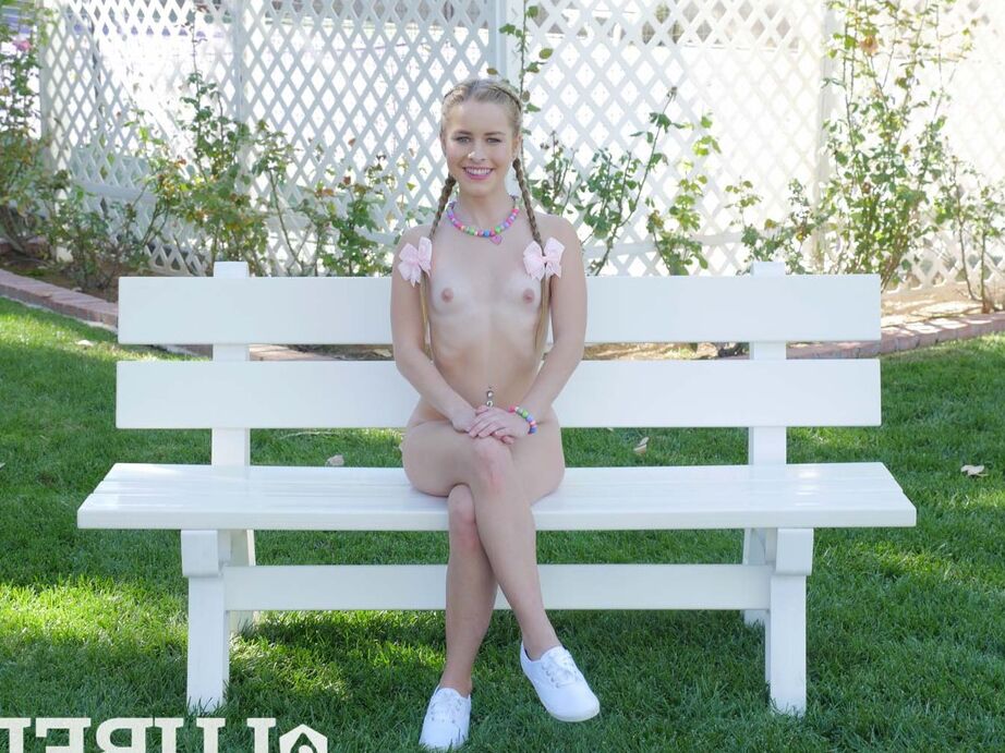 16P La chica solitaria Lilly Ford se quita su linda falda para jugar con sus labios carnosos