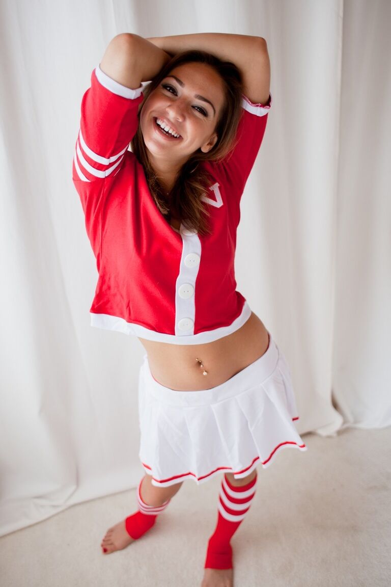 15P Süße brünette Cheerleaderin zeigt junge Titten und Arsch in Sportsocken