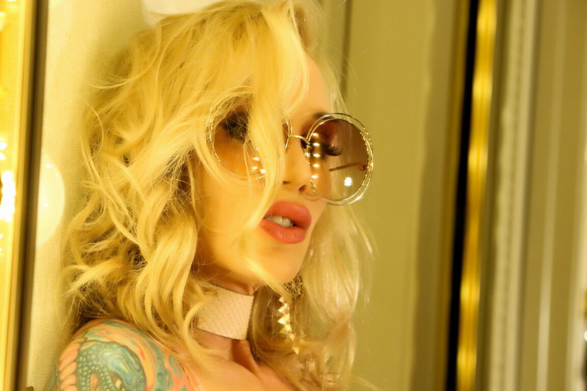 21P La deslumbrante rubia Sarah Jessie juega con su coño perforado con sus grandes tetas expuestas