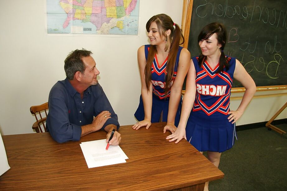 16P Lecherous cheerleaders have some handjob fun with a thick dick