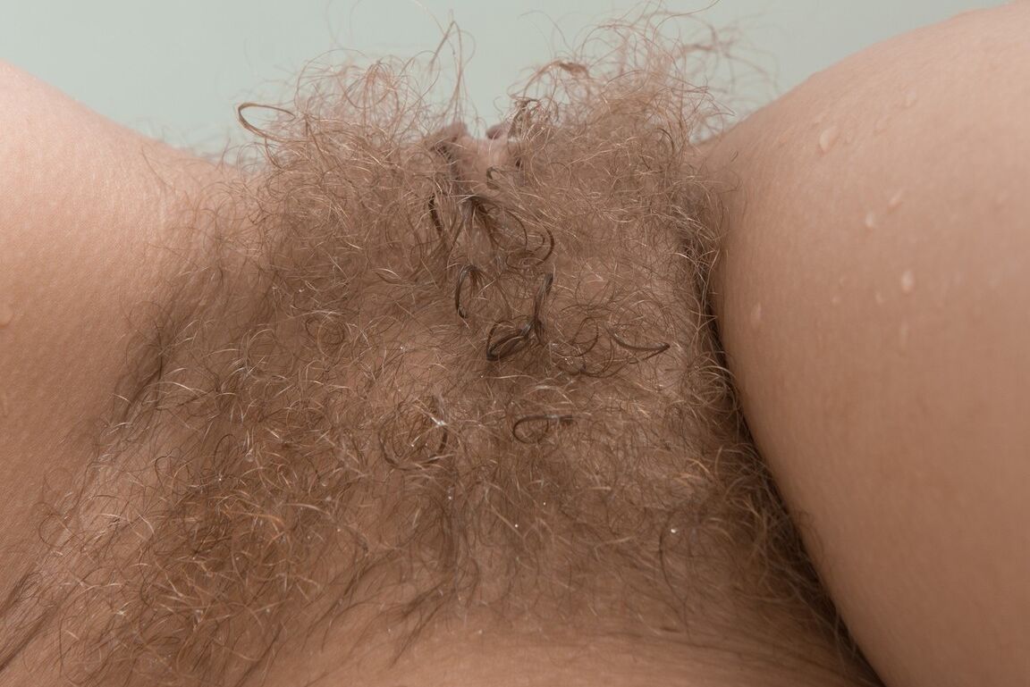 16P La bella amateur Ayda abre su felpudo en la bañera