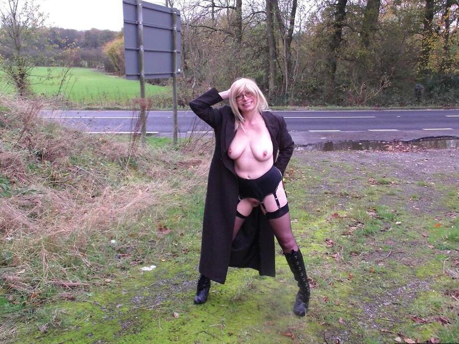20P 成熟したアマチュア バービー ふしだらな女が英国のさまざまな場所で点滅します