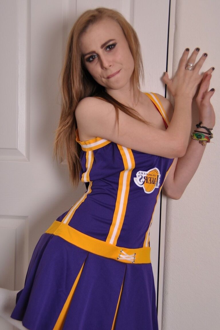 18P Cheerleader Soliel Marks fica nu e chupa seu pau cru