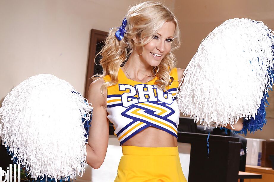16P La pom-pom girl Jessica Drake dévoile ses seins et sa chatte.