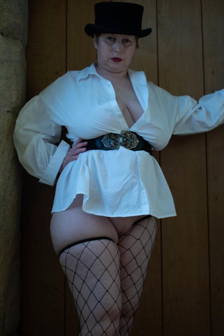 16P Mature BBW Posh Sophia sets her giant boobs free while wearing a hat