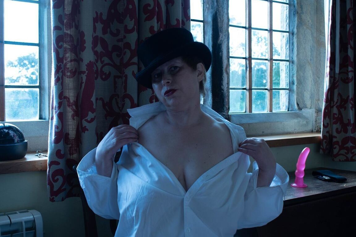 16P Mature BBW Posh Sophia sets her giant boobs free while wearing a hat