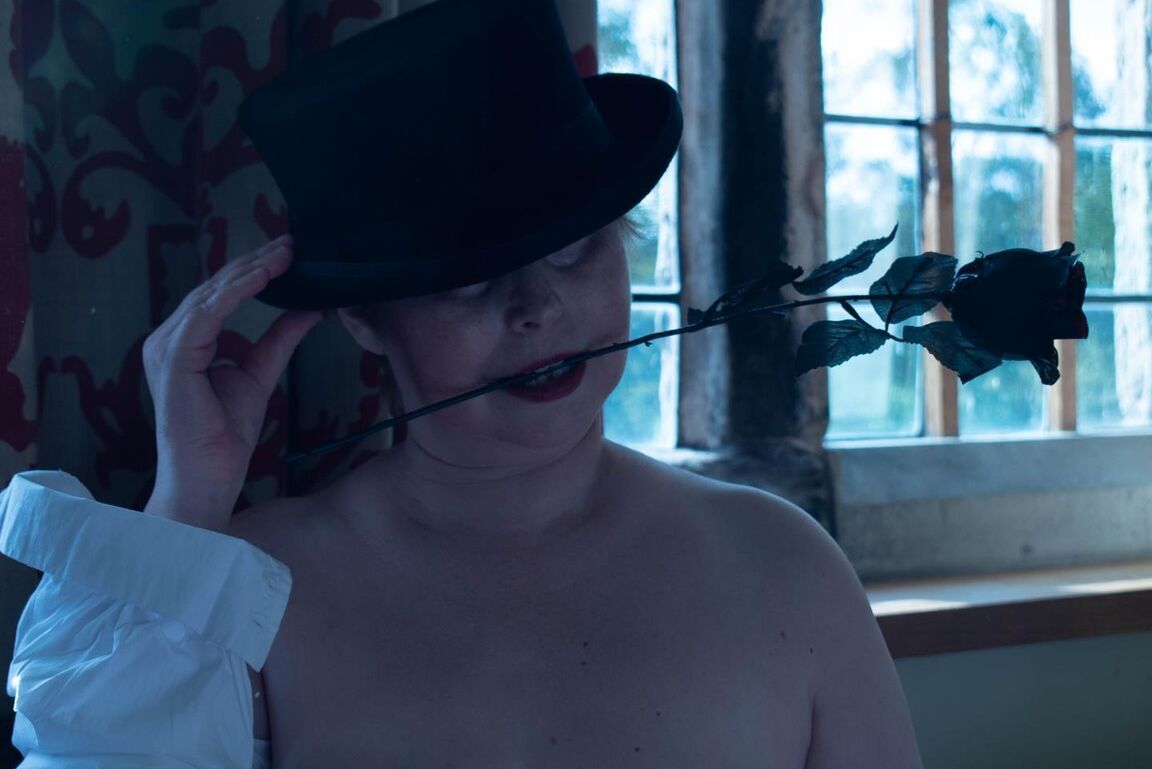 16P Mature BBW Posh Sophia sets her giant boobs free while wearing a hat