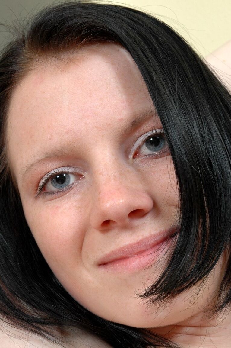 21P La amateur Jarka deja salir sus fascinantes naturales y posa desnuda