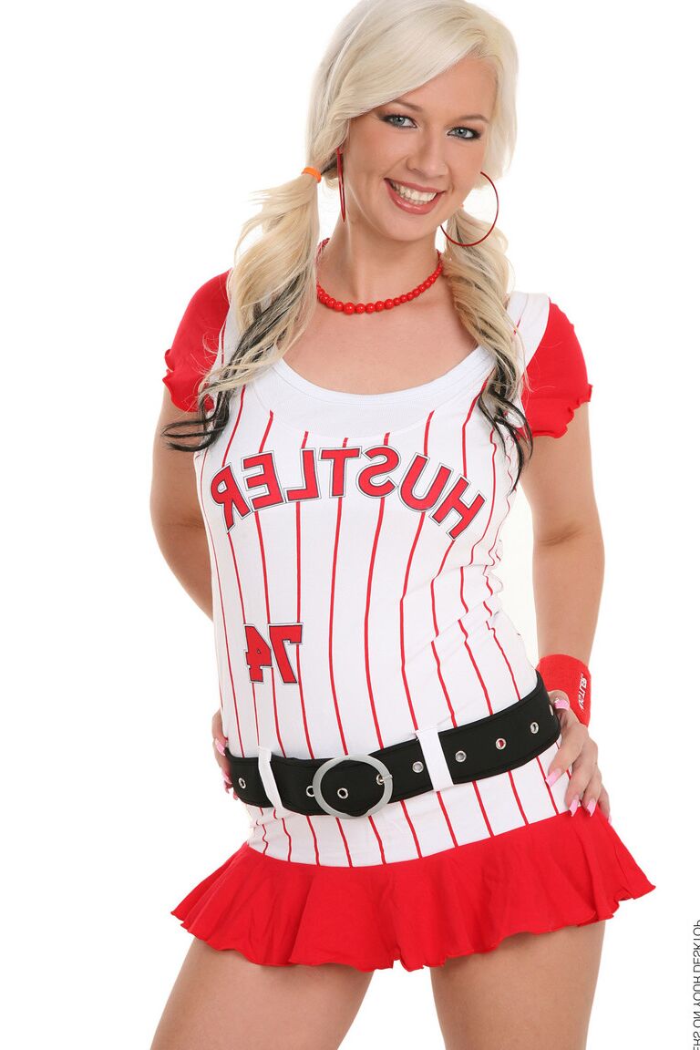 15P A linda loira platinada Alice Saint tira apenas as meias e os calçados