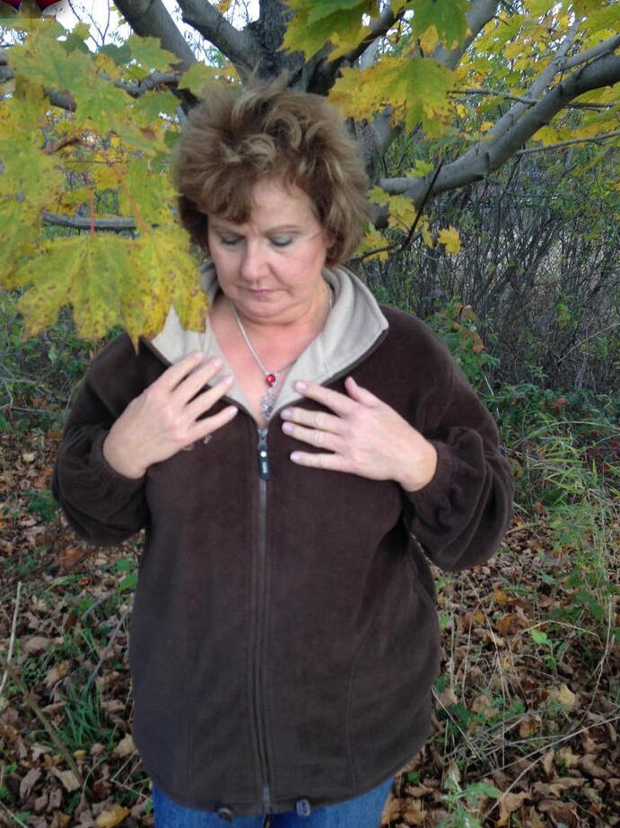 20P La mujer mayor Busty Bliss expone sus grandes tetas naturales debajo de un árbol en el otoño