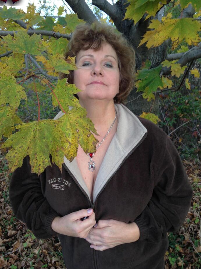 20P La mujer mayor Busty Bliss expone sus grandes tetas naturales debajo de un árbol en el otoño