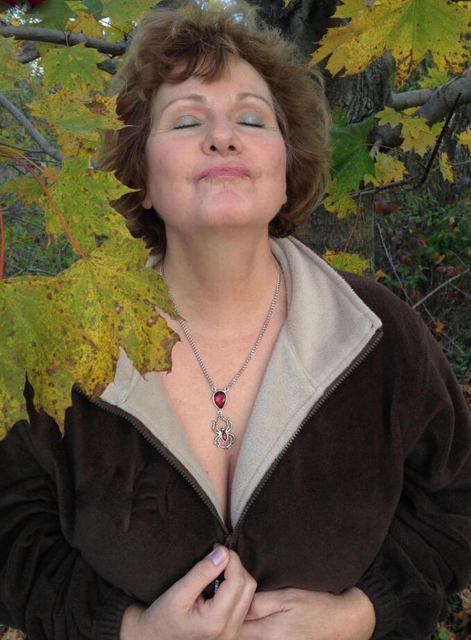 20P La mujer mayor Busty Bliss expone sus grandes tetas naturales debajo de un árbol en el otoño
