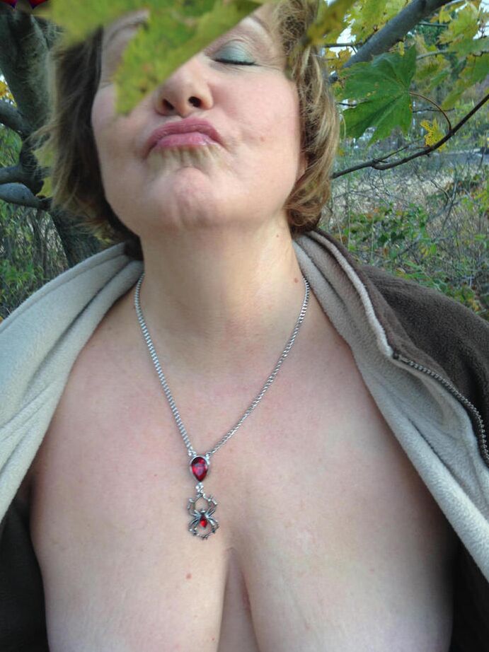 20P La mujer mayor Busty Bliss expone sus grandes tetas naturales debajo de un árbol en el otoño