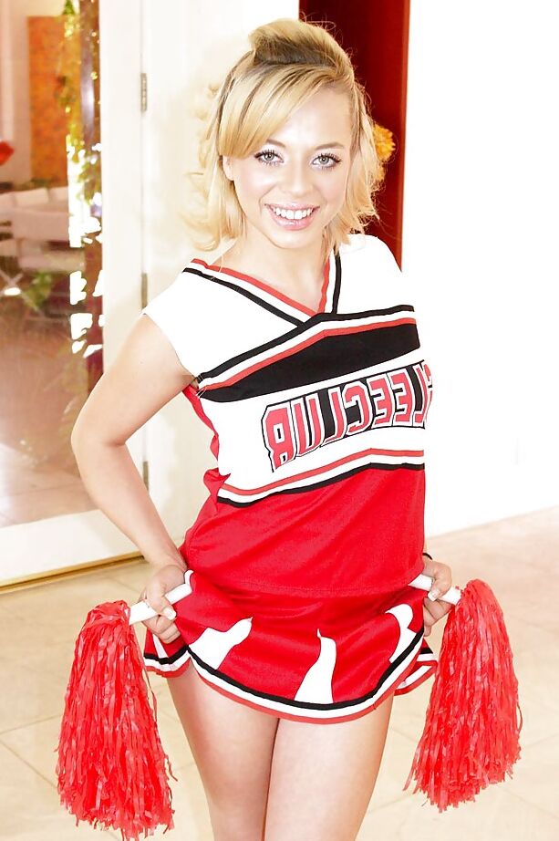 16P Die 18-jährige Cheerleaderin Aurora Monroe zieht ihre süße Uniform aus