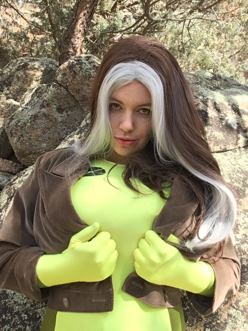 16P MILF Lovely Lilith mostra seus seios enormes e os exibe ao ar livre