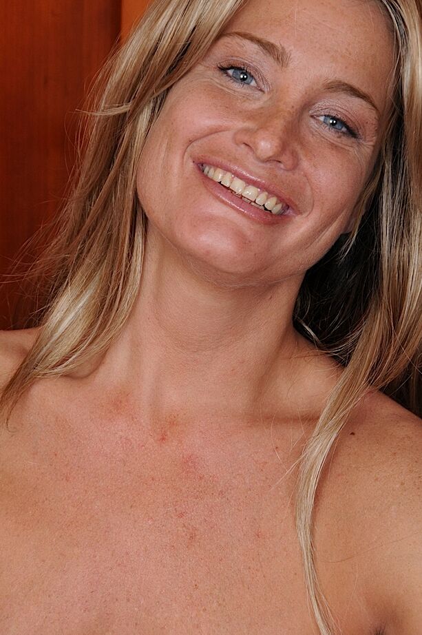 16P Impresionante MILF rubia con elegante uniforme de sirvienta desnudándose y exponiendo sus bienes