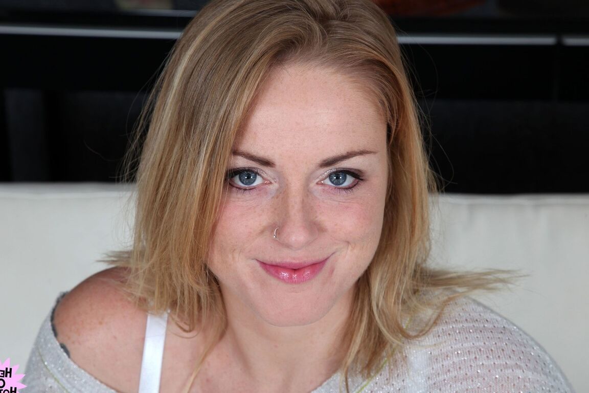 21P La hermosa amateur Rachelle se burla desnuda con sus tetas redondas